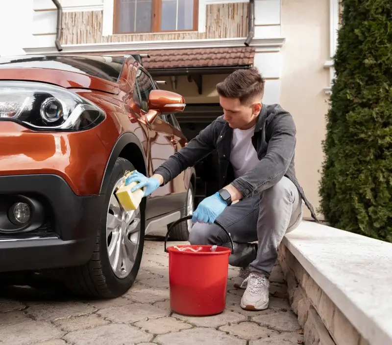 Lavage auto à domicile Chizé : professionnel intervenant sur un véhicule